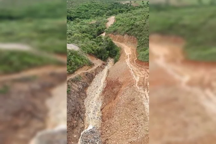Novo desabamento de lixão atingiu córrego e contaminou água.