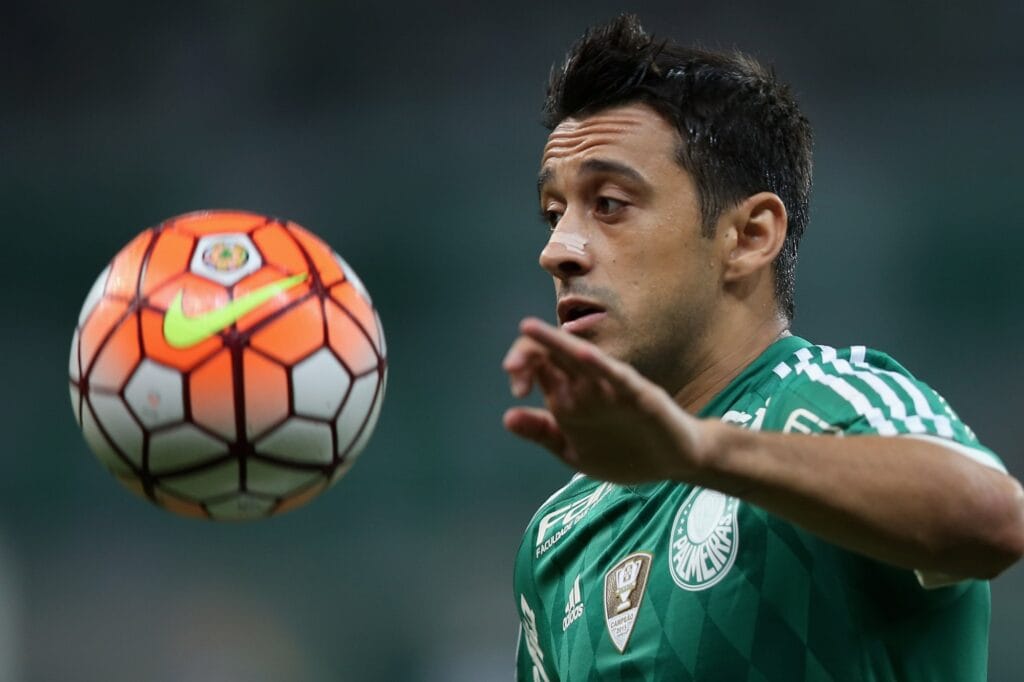 Robinho anuncia aposentadoria do futebol profissional aos 38 anos - destaque galeria