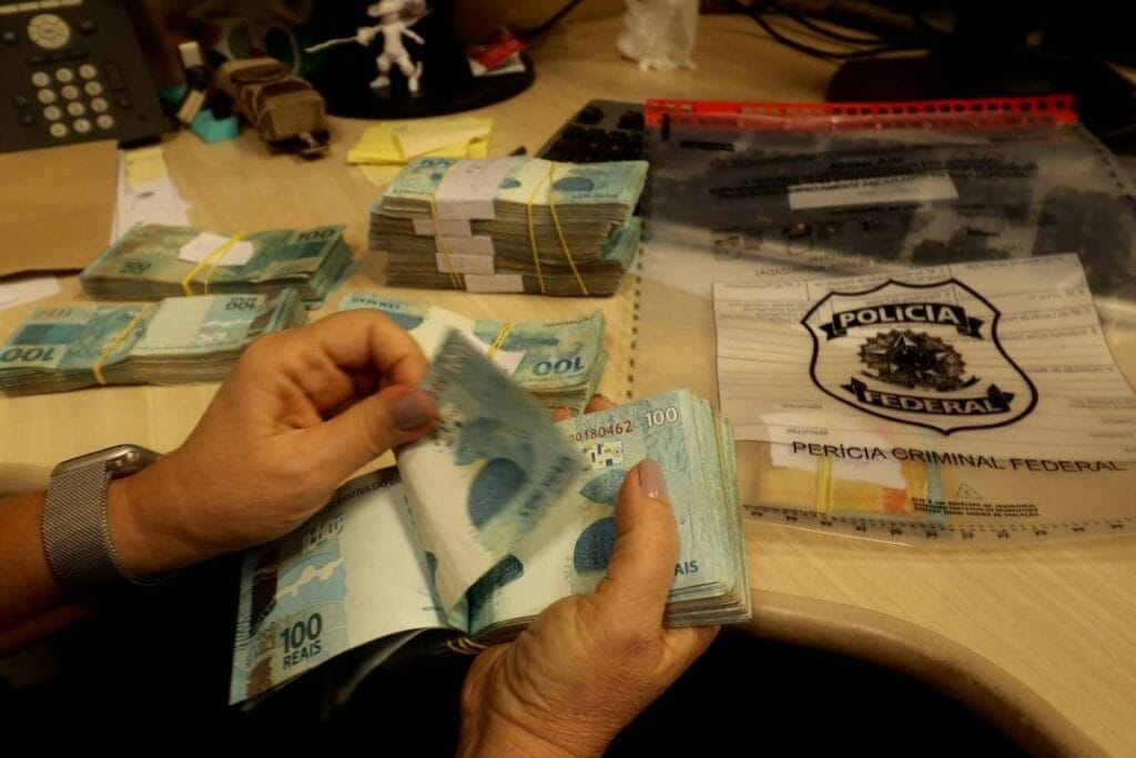 PF aponta possível origem ilícita de R$ 91.500 apreendidos com Bacellar no RJ