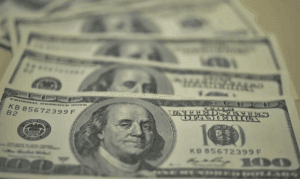 Dólar cai 11,19% em 2025, maior queda em 9 anos