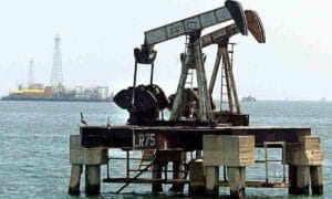 Petróleo fecha em queda com ajuste após ganhos e liquidez reduzida, apesar das tensões globais