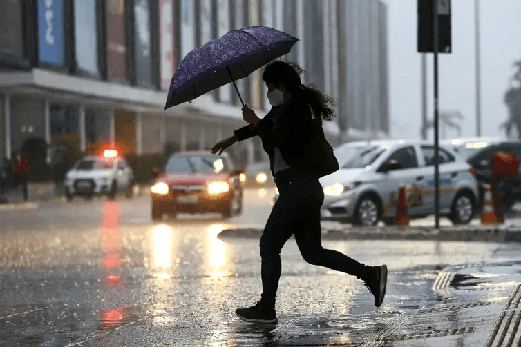 Saiba se há previsão de chuva para a virada do ano na sua capital