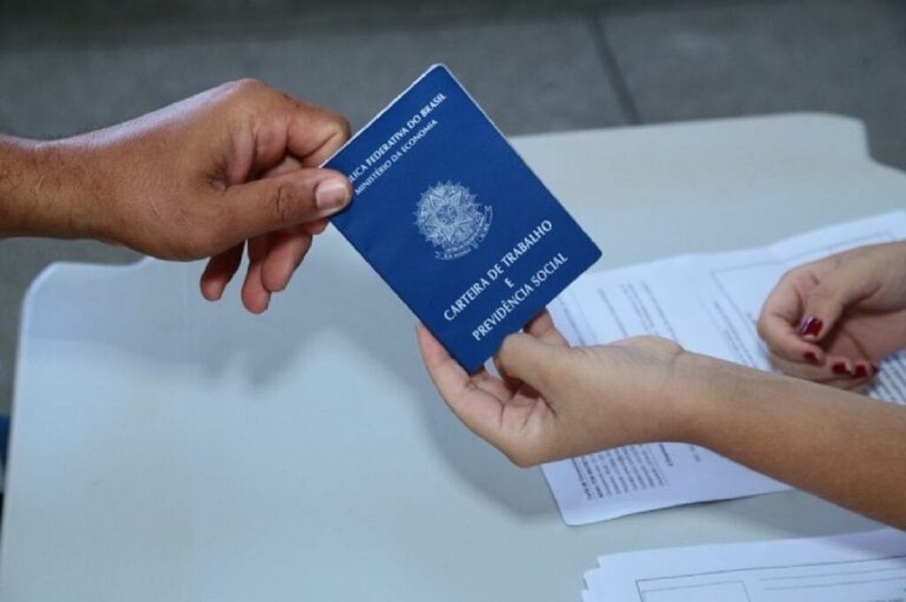 Aumento de carteira assinada no Brasil é sustentado, diz IBGE