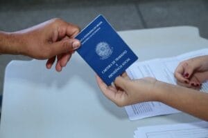 Aumento de carteira assinada no Brasil é sustentado, diz IBGE