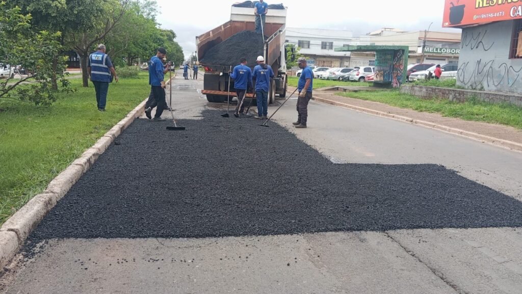 Mais de 20 toneladas de massa asfáltica são usadas para recuperar vias e bueiros de Ceilândia.