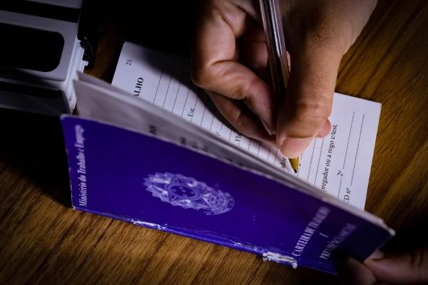 DF tem 630 vagas nesta quarta-feira (10/12). Salários chegam a R$ 3 mil.