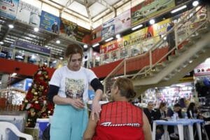 Carro da Vacina oferece imunização em Ceilândia