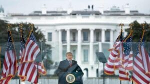 Trump instala placas na Casa Branca com ofensas a Biden e Obama