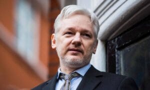 Assange processa Fundação Nobel por premiar Machado