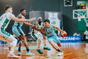 Brasília Basquete no ataque diante do Bauru pelo NBB