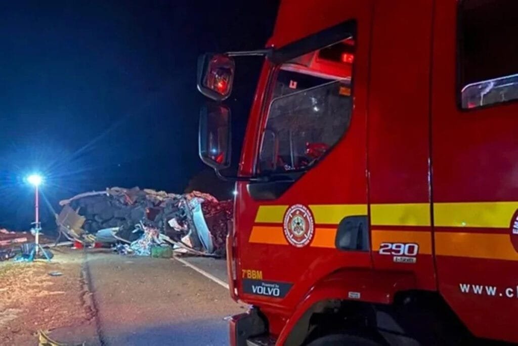 Acidente entre caminhão e micro-ônibus deixa 5 mortos e 4 feridos no RS