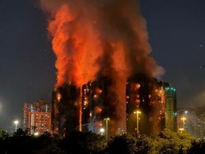 Um mês após incêndio em Hong Kong, culpa e dor pesam sobre os sobreviventes