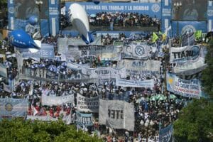 Protesto contra a reforma trabalhista reúne milhares de pessoas na Argentina