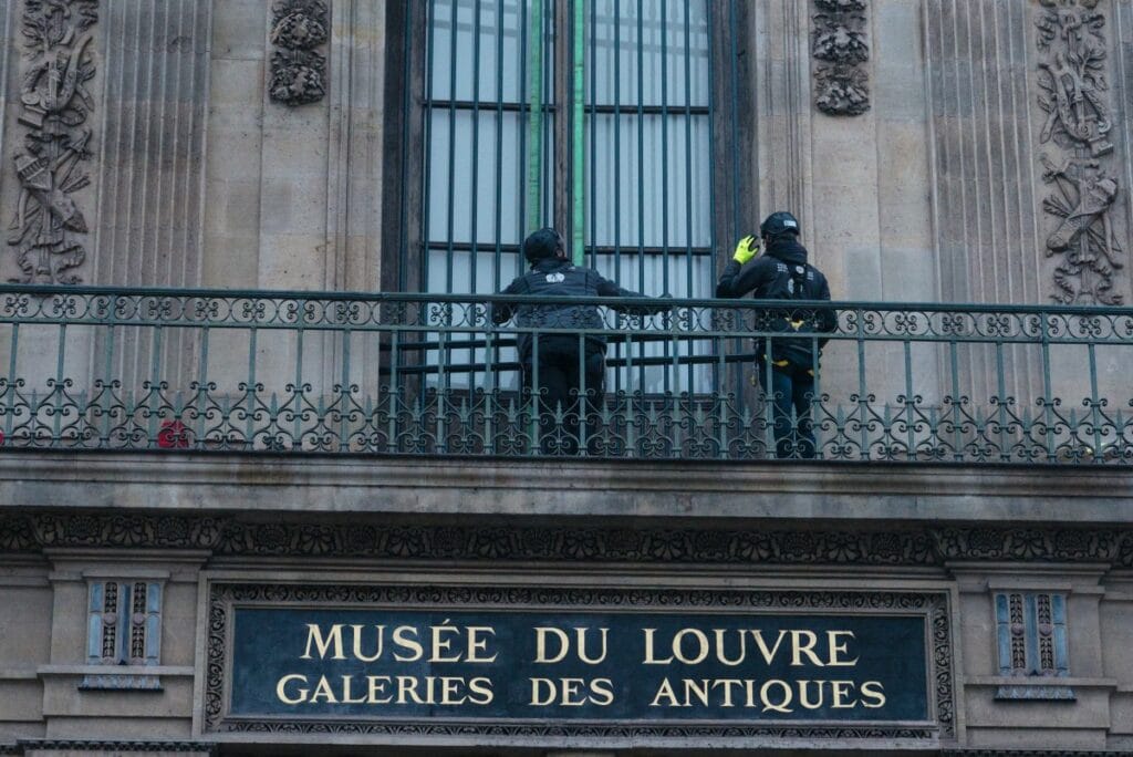 Louvre instala grade na janela por onde os ladrões entraram