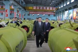 Líder norte-coreano manda aumentar a produção de mísseis em 2026
