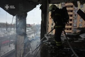 Rússia bombardeia Kiev na véspera da reunião entre Trump e Zelensky
