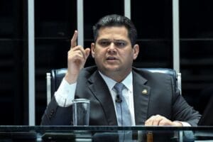 Alcolumbre diz que votação do Orçamento deve ficar para sexta-feira, 19