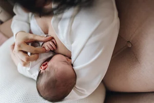 Servidoras do DF terão direito a 2 horas por dia para amamentar filhos.