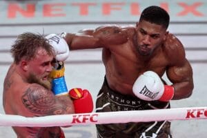 Anthony Joshua nocauteia e fratura a mandíbula de Jake Paul; confira