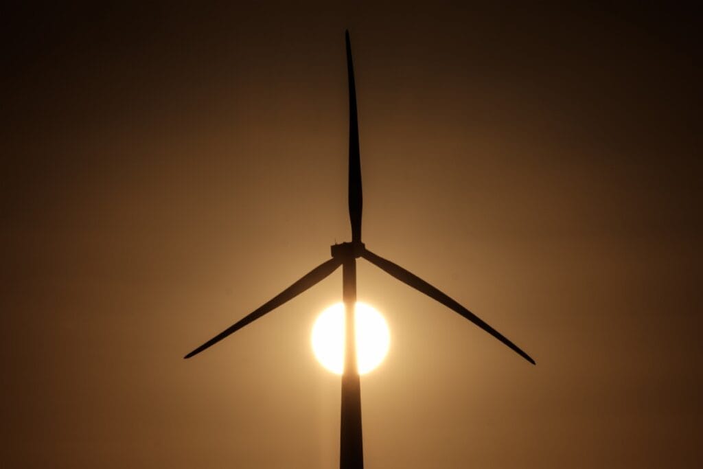 Governo dos EUA suspende projetos de energia eólica no mar