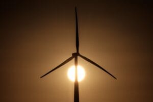 Governo dos EUA suspende projetos de energia eólica no mar