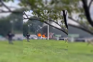 Carro pega fogo em via pública no DF e trânsito precisa ser desviado