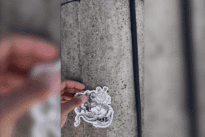 Funcionário do Corinthians distribui adesivos antes da final; confira