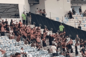 Vídeo mostra torcedores do Corinthians infiltrados no setor mandante