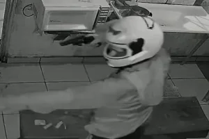 Criminosos de capacete invadem estabelecimento e matam comerciante. Veja vídeo.