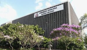 Alesp aprova projeto que regulamenta ponto de recarga elétrica veicular em garagens de prédios