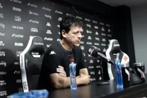 Diniz lamenta derrota do Vasco por 5 x 0: “A maior da minha carreira”