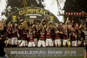 Veja o momento em que o Flamengo levanta a taça do Brasileirão
