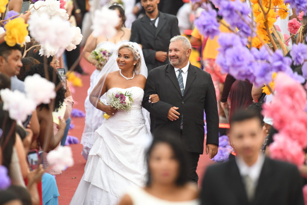 Casamento Comunitário oficializa união de 100 casais neste domingo (7).