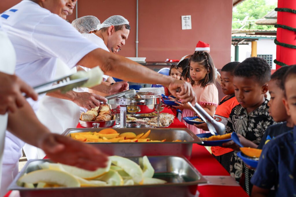 Escolas da rede pública do DF recebem ceia especial no Sabor de Natal
