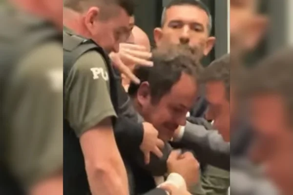 Braço lesionado e paletó rasgado: à PCDF, Glauber Braga detalha dia de fúria na Câmara.