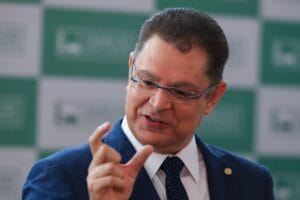 Sóstenes exibe escritura e diz que R$ 470 mil apreendidos pela PF são de venda de casa