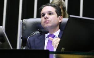 Motta diz que STF está no ‘papel de investigar’; Câmara monitora ‘exageros’ contra deputados