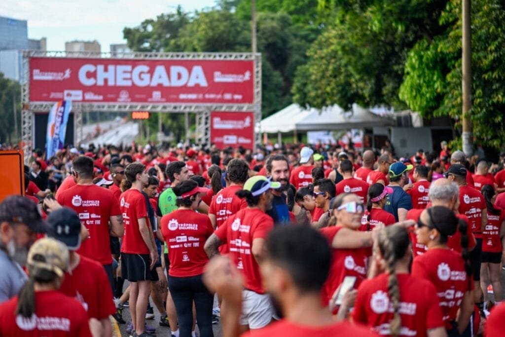 atletas chegam animados para a disputa da prova