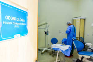 Sala odontológica do Hospital de Santa Maria é referência em inclusão no DF