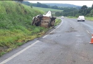Mulher sobrevive a capotamento, mas morre atropelada por caminhão no PR