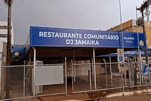 Homens se estapeiam em restaurante popular após descarte de marmita