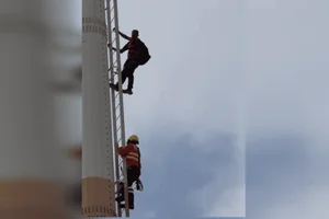 Homem desce de torre no centro de Ceilândia após destruir equipamentos.