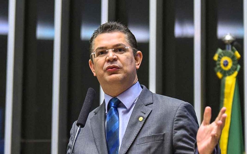 Quem é Sóstenes Cavalcante, alvo de operação da PF por suspeita de desvios na cota parlamentar
