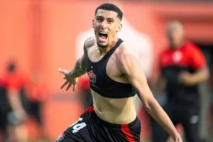 Com gol de Baralhas, Vitória vence São Paulo e se garante na Série A