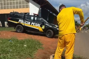 Home 12 Presos são convocados para limpar ruas de cidade devastada por chuvas.