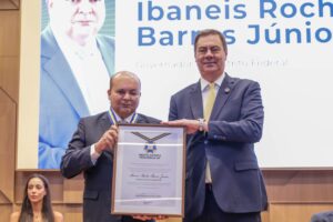 Governador Ibaneis Rocha recebe a Medalha Mérito Sistema Fecomércio-DF