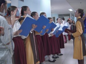 Coral leva música, esperança e conforto a pacientes do Hospital de Base