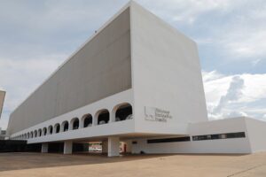 Jovem autista lança livro na Biblioteca Nacional de Brasília nesta segunda (8).