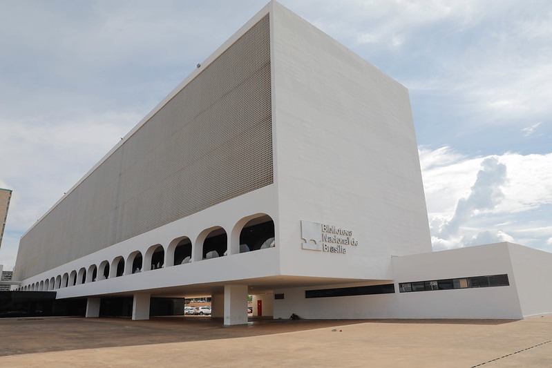Jovem autista lança livro na Biblioteca Nacional de Brasília nesta segunda (8).