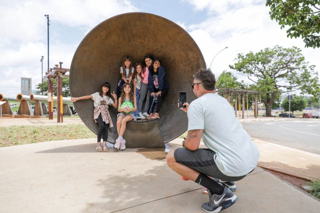 Programa Adote Uma Praça e Sesi Lab fomentam economia criativa no entorno do museu